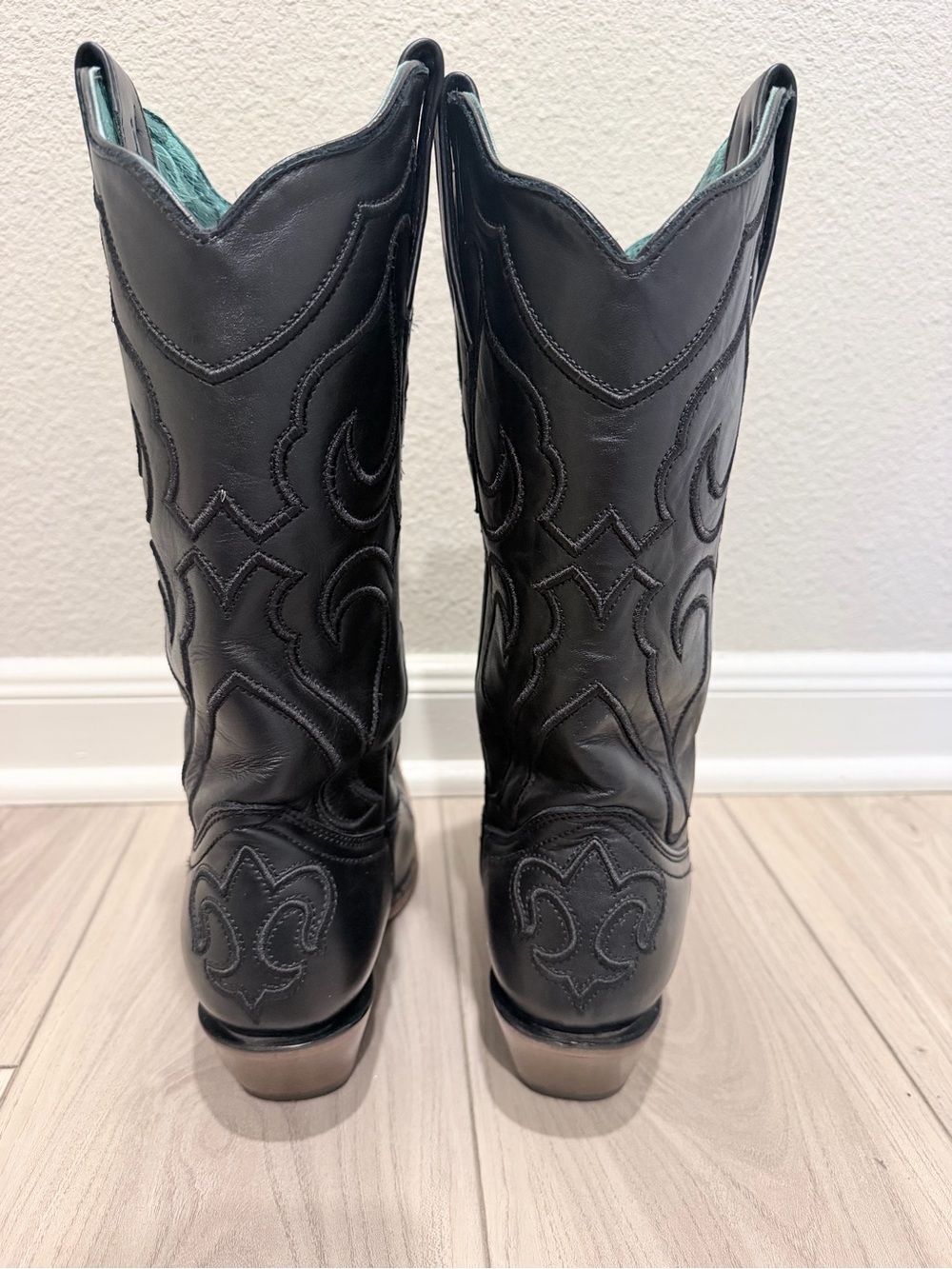 Corral  handcrafted western boots snip toe tall boots with embroidery design - Picture 4 of 7
